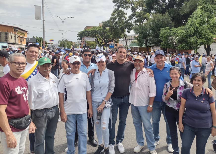 EmillUlloa's tweet photo. Hoy estuvimos acompañando el llamado del sector salud y educación,por sus reivindicaciones salariales. 
Sabemos que el régimen no sabrá escuchar estas peticiones. 
Pero si estamos claro que esto será la mecha a encender para alcanzar la conducción política y con esto la libertad. https://t.co/mdt1XLneUV