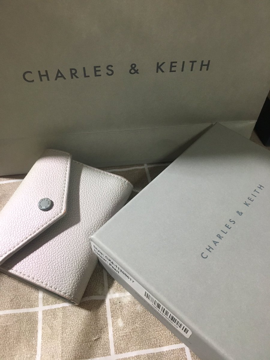 paree47's tweet photo. กระเป๋าตัง charles &amp; Keith 500ส่งฟรี
มีกล่องกับถุงให้ ซื้อมาจากสิงคโปร์ สีนี้เป็นทูโทน สวยมาก ถูกแสงยิ่งสวย
#ส่งต่อเสื้อผ้ามือสอง #ส่งต่อเสื้อผ้า #ส่งต่อสกินแคร์ #ส่งต่อกระเป๋า #ส่งต่อเสื้อผ้ามือสองราคาถูก #กระเป๋ามือสอง #กระเป๋าสตางค์ #ถูกและดีบอกต่อ #โล้ะตู้เสื้อผ้า https://t.co/jTKmsrRvg9