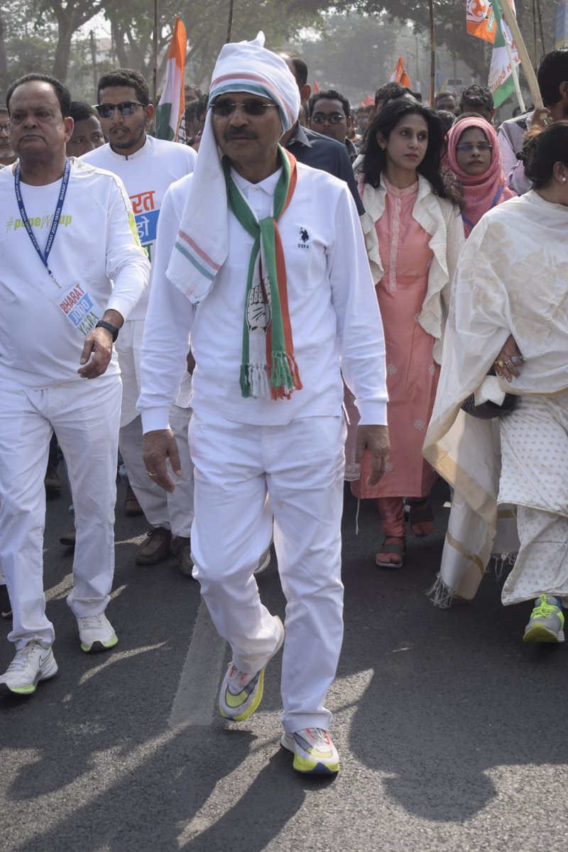 Sh.@adhirrcinc, Sh.Pradeep Bhattacharya, Sh.@IncMalakar, Sh.@NepalMahata_INC, Smt.@RasuDutta, Sh.AzaharMallick, Sh.@SouravProsad1, Sh.@subhankar_cong along with other Congress dignitaries particpated in the last phase of #Sagar2Pahar Padayatra today at Darjeeling.#BharatJodoYatra