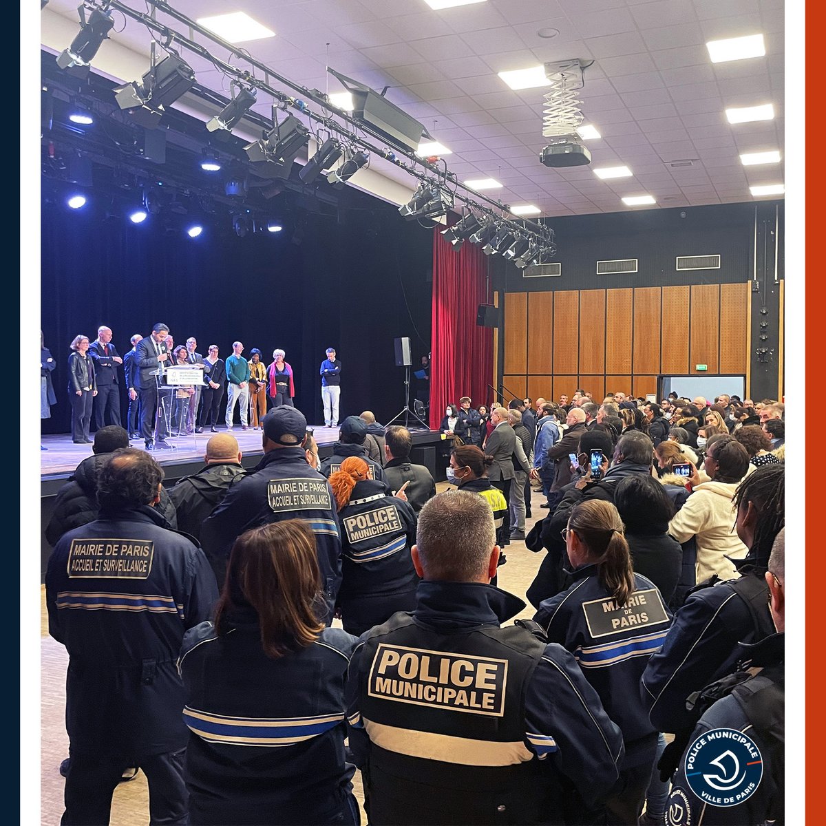 PMdeParis's tweet photo. Aujourd’hui s’est tenue la cérémonie des vœux aux agents de la #DPMP 👮♂️👮♀️
Le directeur de la #PMdeParis et @nicolas_nordman ont remercié les agents pour leur engagement exemplaire et leur ont présenté les priorités d’action pour 2023🙏
#codedelarue #Prioritepietons 🚸 https://t.co/QYySG7Ew2V