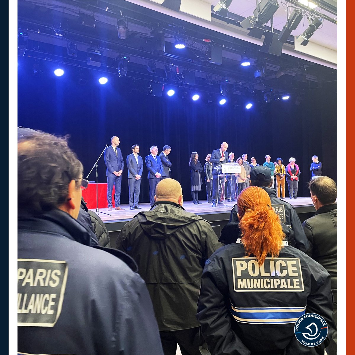 PMdeParis's tweet photo. Aujourd’hui s’est tenue la cérémonie des vœux aux agents de la #DPMP 👮♂️👮♀️
Le directeur de la #PMdeParis et @nicolas_nordman ont remercié les agents pour leur engagement exemplaire et leur ont présenté les priorités d’action pour 2023🙏
#codedelarue #Prioritepietons 🚸 https://t.co/QYySG7Ew2V