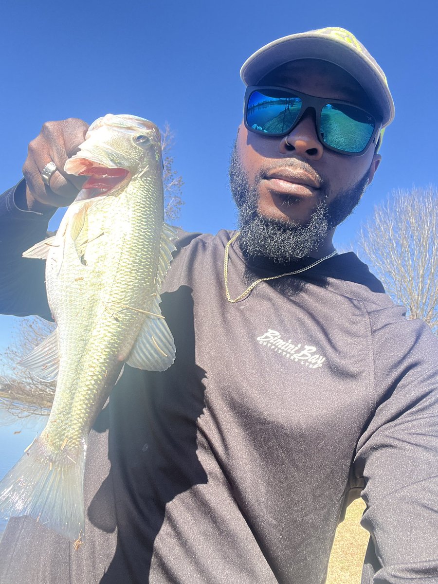 liloozie225's tweet photo. I’m leaving here with SOMETHING #bassfishing #bass #fishislife #fishing #fish #fishingaddict https://t.co/Ao5ZhwTOVc