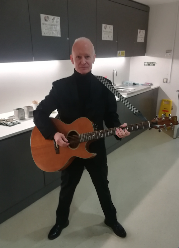 RichMortonSound's tweet photo. Many thanks to @KevinPrecious and #BarnstormersComedy for two lovely gigs this last week at #WinchesterArc and #HorshamCapitol - as well as this green room pic! #Comedy https://t.co/kmBKTMh8TH