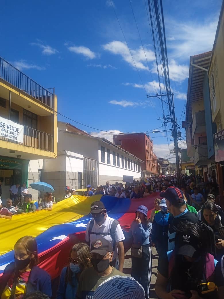 fetramerida's tweet photo. #23Enero #Merida se resteó con los #Docentes y demás #EmpleadosPúblicos que hoy salieron a las calles a la #GranMarchaPorLaDignidad a exigir sus #ReivindicacionesLaborales #FetraMérida apoyando a los #Gremios y todas las #LuchasSindicales https://t.co/eGxEPjj17g