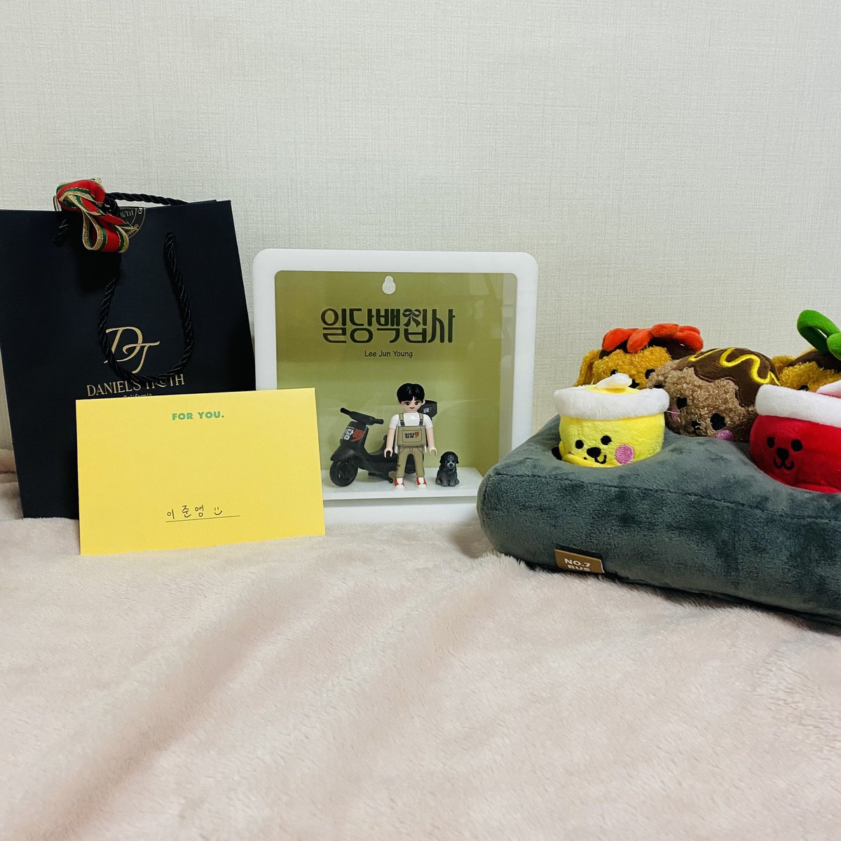 2jun097's tweet photo. 이제 말해도 될 것 같아? 일당백 태희와 레오 피규어 커스텀을 했어. 실물을 보고 너무 괜찮는데.. 옆에는 레오의 장난감🐶🐾뭔가 아빠만 선물을 주면 좀 그렇자나..그래서 같이 샀어🤭 잘 받아서 다행ㅎㅎㅎ #이준영 https://t.co/hM4LgVWIxm