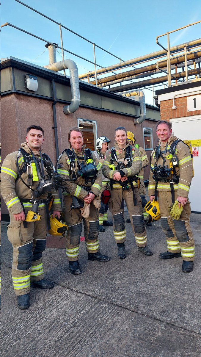 FireLongEaton's tweet photo. This afternoon White Watch ran a BA training exercise @ Labcorp. 
The exercise tested our breathing apparatus procedures including a BA emergency. 
@LongEatonOnCall 🚒🚒🚒🚒
@NottinghamRoad @AscotDrive @Ilkeston @DerbyshireFRS https://t.co/deYSLMrq5u