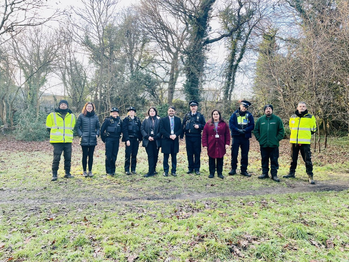 shakel17996563's tweet photo. Donkey Wood Feltham North site visit , walk &amp; talk with local community officers and local police @Sr_Nagra @tmg786 @Shansview @Cllrsamiach @SeemaMalhotra1 @FelthamNLabour https://t.co/doW6Vl7qAJ