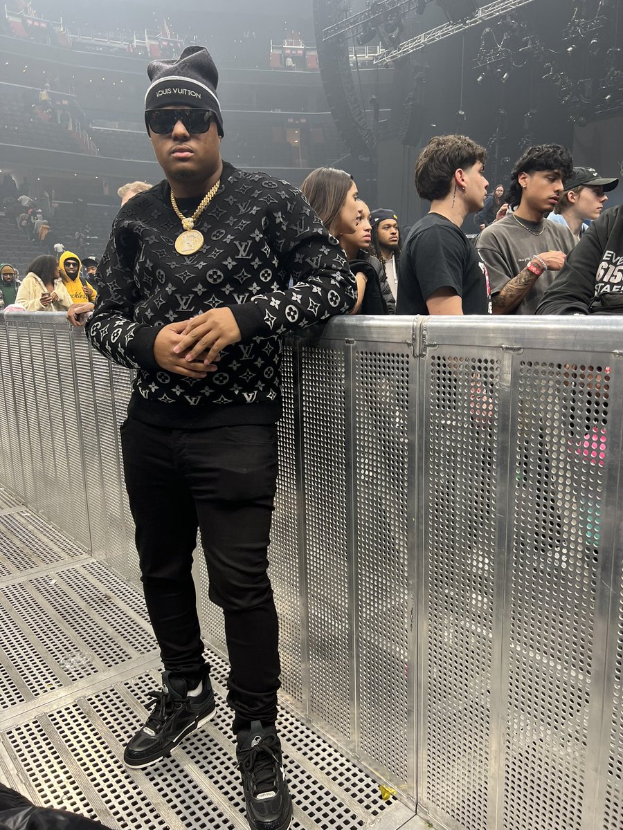 YoungGoGetter95's tweet photo. “🐶Food profits made a man out me, sleeping on the floor made a man out me” #🆓Deeboy #LLBubba https://t.co/ONaqmTQ1wR