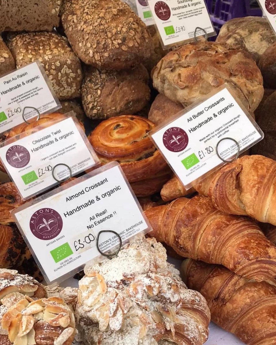 FFMSW6's tweet photo. The aroma of freshly-baked organic goodness fills the air every Sunday at Fulham Farmers Market! 🍞 That’s all thanks to @astonsbread ‘s impressive spread of organic handmade breads and pastries. https://t.co/HRyHkn0V7K