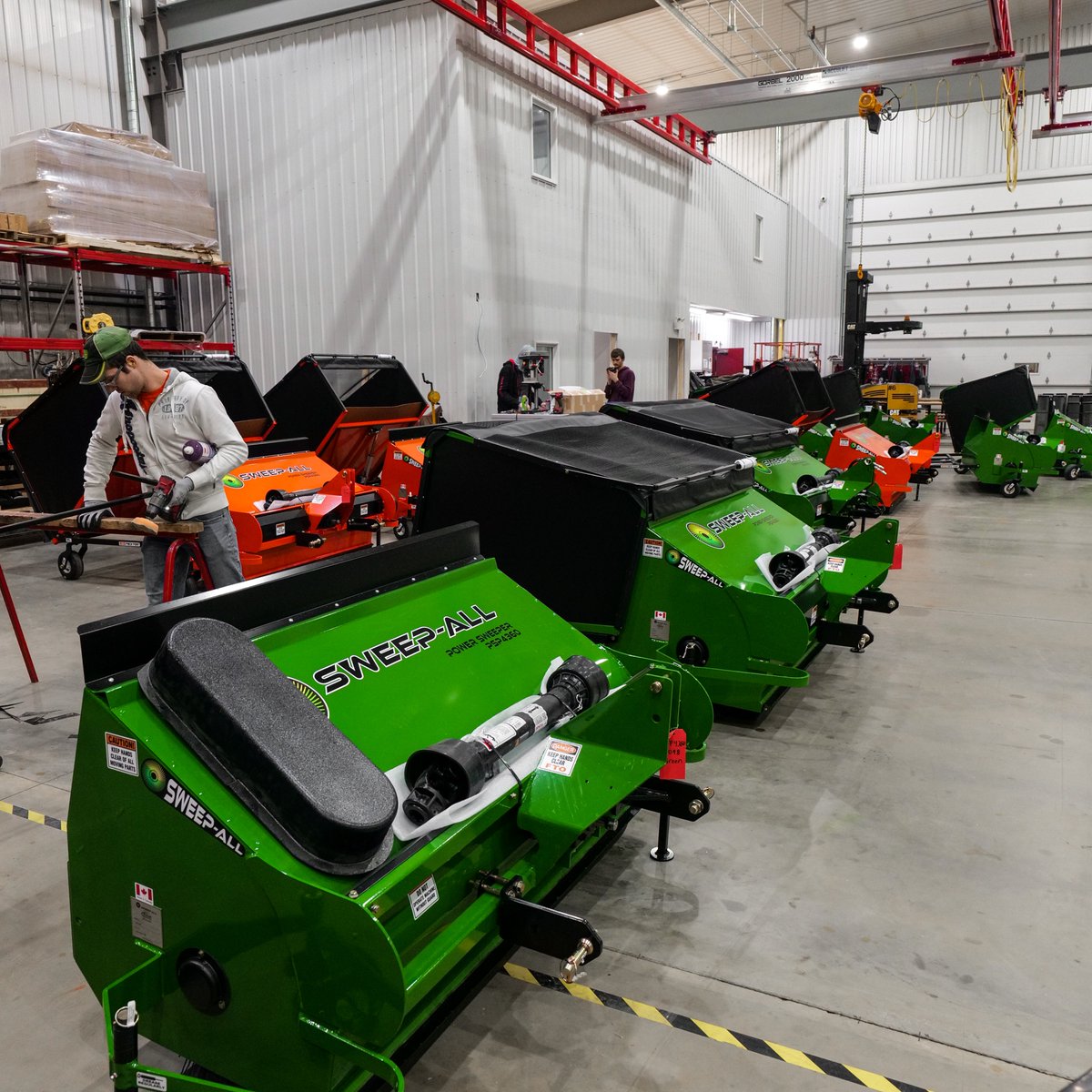SweepAllTurf's tweet photo. The boys have been busy! Great progress in the shop this week👌
.
.
#landscape #farmer #lawn #turf #lawncare #healthylawn #turfequipment #yard #yardwork #garden #gardening #gardener #sweeper #aeration #aerator #hopper #niceyard #grass #greengrass #plants #thatch #dethatch #rake https://t.co/4kxTGS21dc