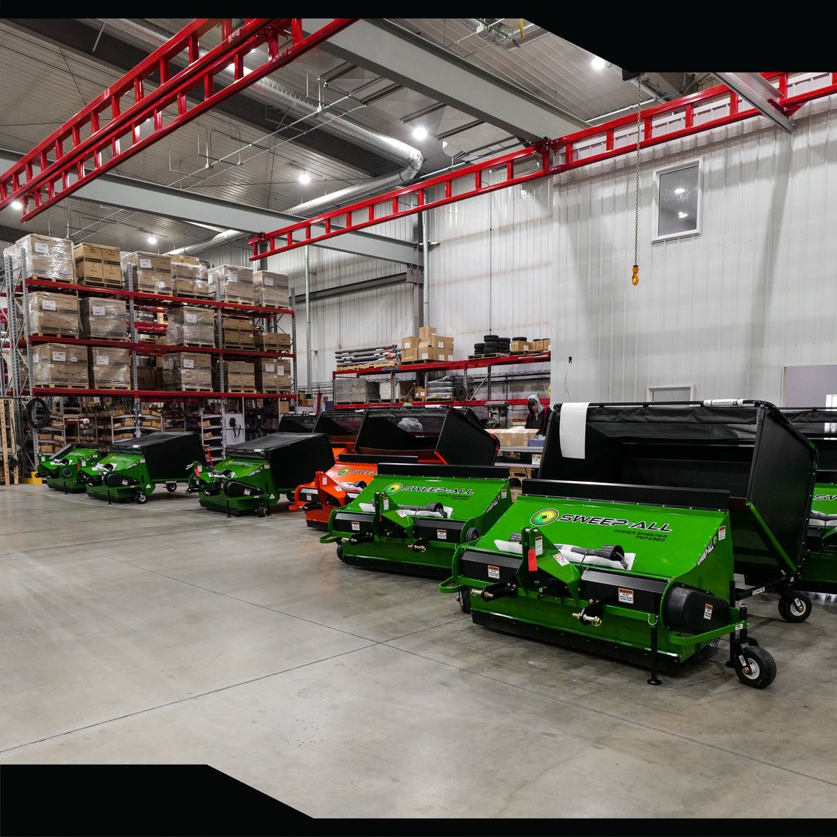 SweepAllTurf's tweet photo. The boys have been busy! Great progress in the shop this week👌
.
.
#landscape #farmer #lawn #turf #lawncare #healthylawn #turfequipment #yard #yardwork #garden #gardening #gardener #sweeper #aeration #aerator #hopper #niceyard #grass #greengrass #plants #thatch #dethatch #rake https://t.co/4kxTGS21dc
