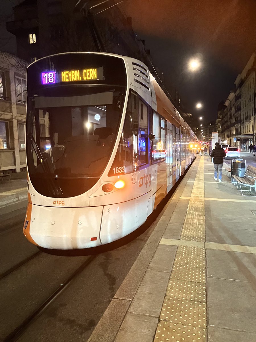 GmurHelen's tweet photo. Never a dull moment, 🤷‍♀️
Momoll, der Walliser 🚙 hat noch nie eine Tramline gesehen.
Tram 12 &amp; 18 Linie von und Richtung Carouge / Genève 🇨🇭
#Tram #Walliser #Unglaublich
#AutoTram #late #noonehurt https://t.co/veNpv09Q6K