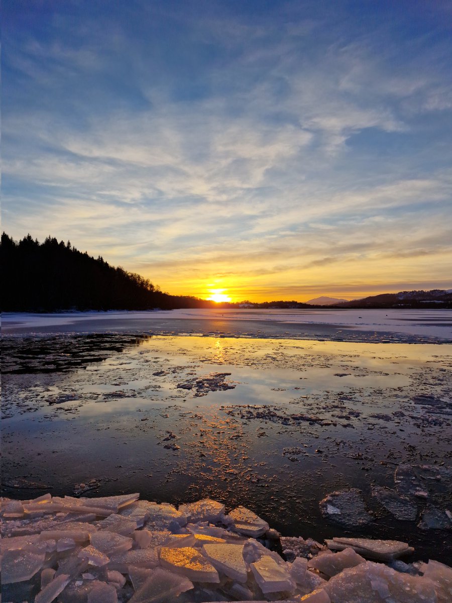 It was a long weekend of smashing and moving ice to make a large enough swimming hole for 60+people.

Loch Insh didn't disappoint with its stunning scenery, capped by this sunset.

Warmest swim 0.1c

Massive well done to @SwimWildUK for creating such a great Winter Swimfest.