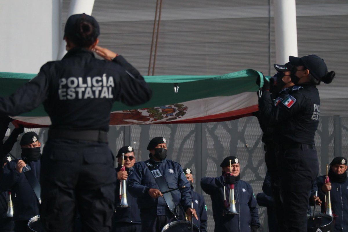 SSPGobPue's tweet photo. En la ceremonia de Honores a la Bandera, quienes integramos esta Secretaría, fortalecemos los valores para trabajar en favor de las y los poblanos. 

#PorPuebla #LaSeguridadLaHacemosJuntos https://t.co/qzyAcsdlEI