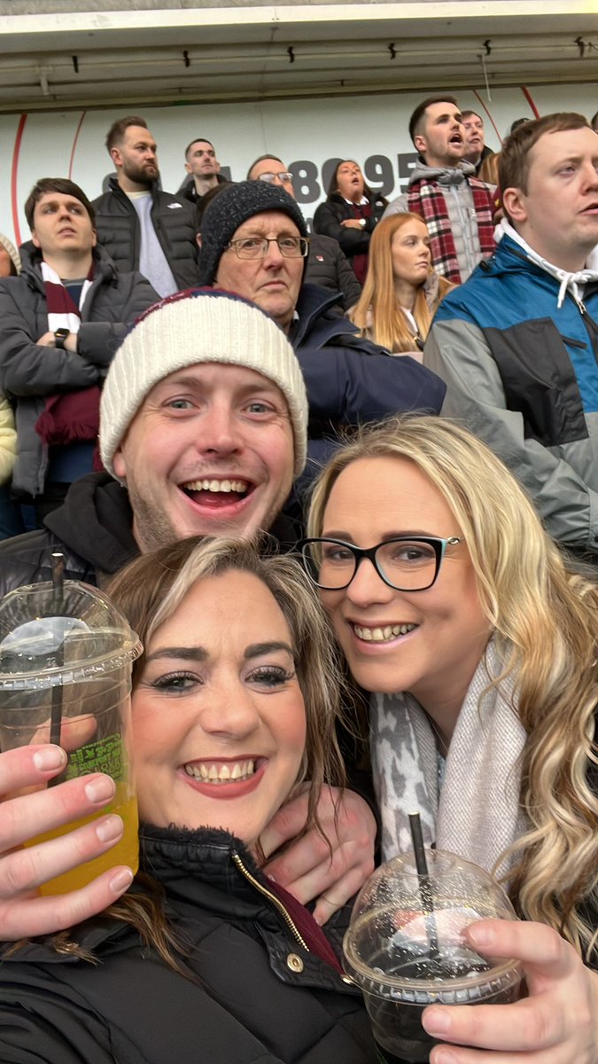 jennjones83's tweet photo. Can we do that every weekend 😂🥰⚽️🙌🏻3️⃣🥂 @JamTarts @laura160598 #onlyoneteam #bigteam https://t.co/TwZw3Vd5Qf