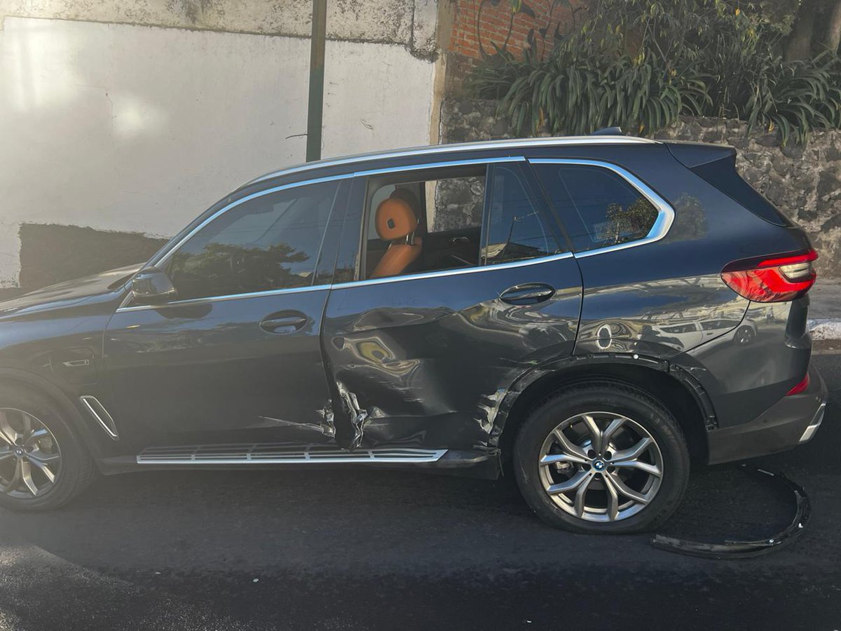 gchethuan's tweet photo. Hoy en CDMX una volqueta le pegó a la camioneta donde iban mi esposo e hijo. Afortunadamente ellos está bien, el daño material fue grave y el responsable se fugó. Dejo aquí las placas 635AD7 que alcanzó a conseguir un sr en una moto por si se puede encontrar su paradero @SSC_CDMX https://t.co/N69eYCuYpv