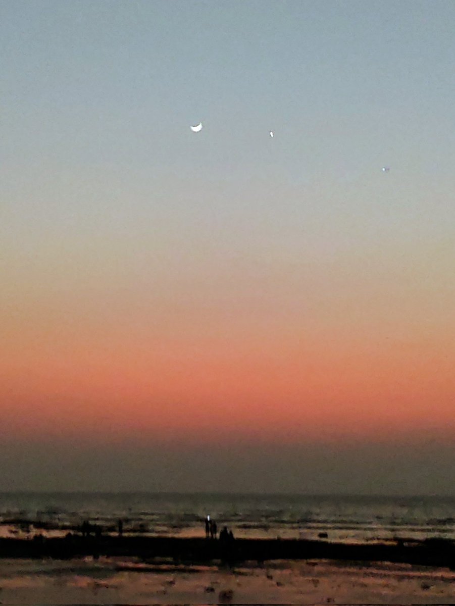 RajaniThindiath's tweet image. The moon &amp;amp; Venus (+Saturn?) align. On the other side of Venus, the tiny dot of a passing flight. The sea had receded so far back today at #juhubeach, it was like it was setting the stage for the spectacle above. Just found out it's an event called an #appulse! #thingswelearn