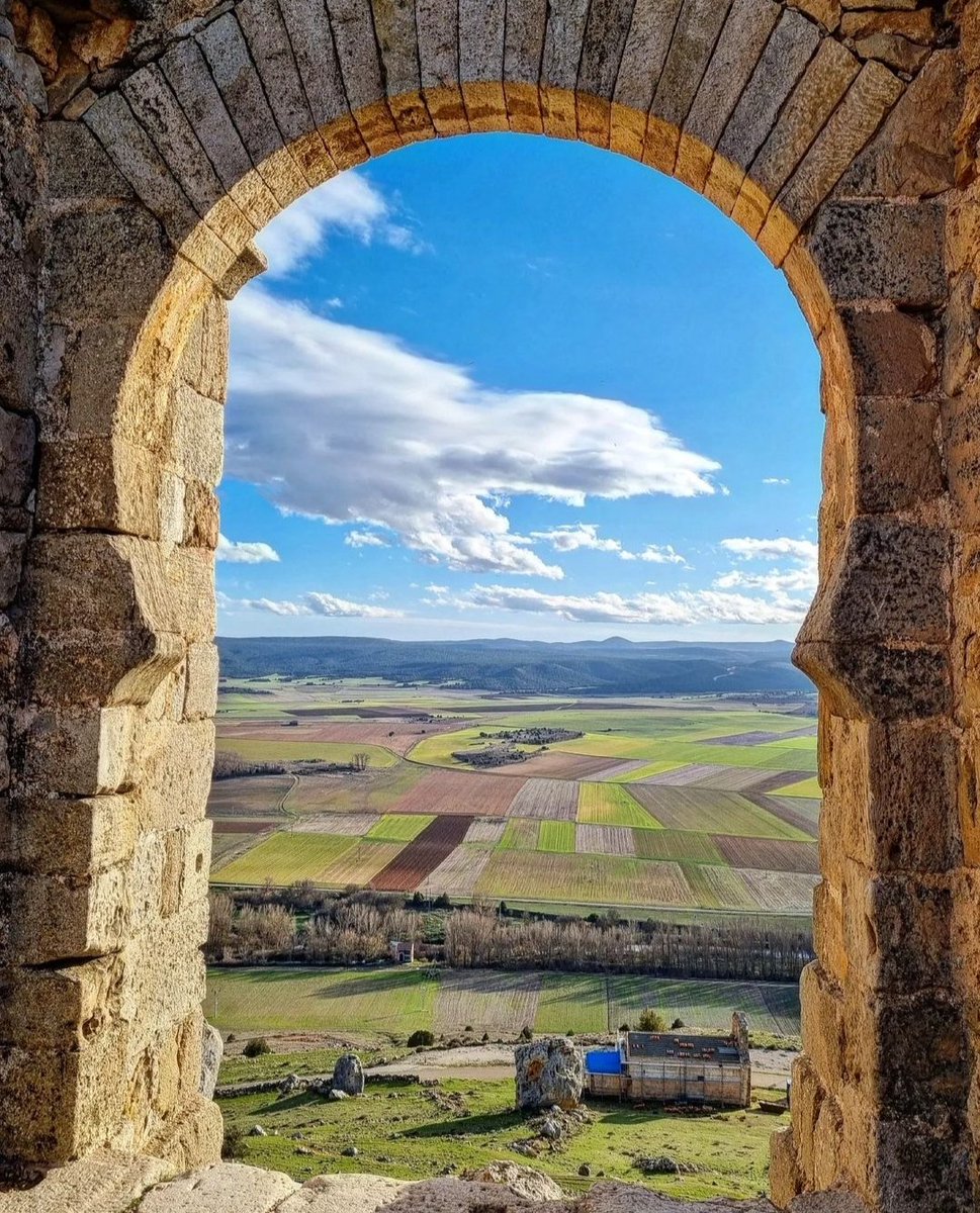 ¡Unas vistas de impresión!
Desde la fortaleza califal de #Gormaz podrás ver un vasto territorio bañado por las aguas del #Duero y uno de los mejores atardeceres de la provincia.
📸 Lola Palacín

#SoriaNiTeLaImaginas #Soria #Turismo #CastillaYLeon #Patrimomio <a href="/CyLesVida/">Turismo Castilla y León</a>