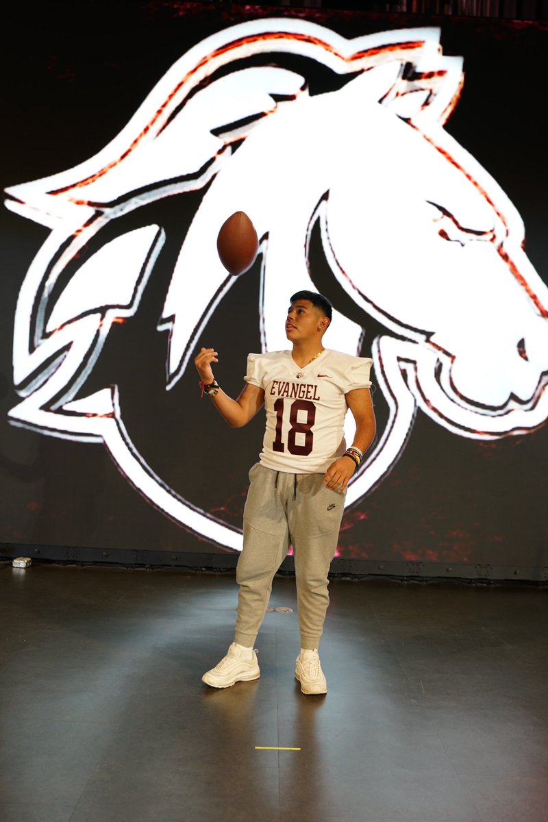 After a great visit , I am blessed and grateful to receive an offer from Evangel University! I’d like to thank the man above as my guide and protector and my family and coaches for the love and support ! @CoachFlo_ <a href="/Evangel_FB/">Evangel Football</a> <a href="/Bgrady21/">Coach Grady</a> <a href="/TCougarfootball/">TCHS Cougar Football</a> #AGTG #GBGC