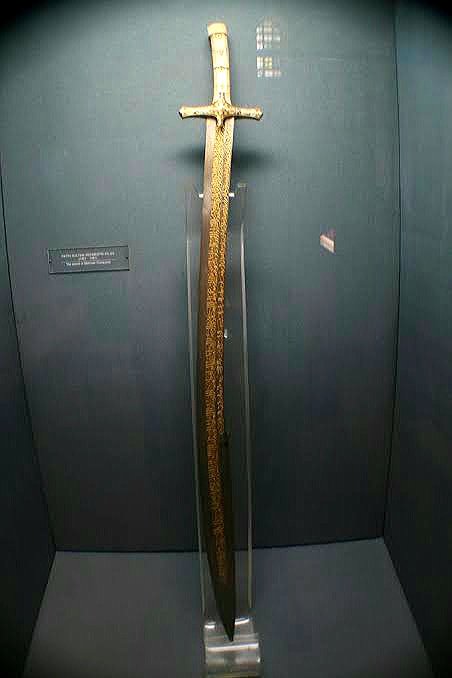 د امت داسې ځوانان و.

د سلطان محمد فاتح توره ده چې ٢١ کلنۍ کې یې  قسطنطنیه پرې فتح کړ. 
د تورې اوږدوالی ١.٢٥ متره او وزن یې ٧ کیلوګرامه ده.

The Sword of Sultan Fatih Mehmetؒ, who conquered Constantinople at the age of 21.

It heighs 1.25m and weighs 7kg.