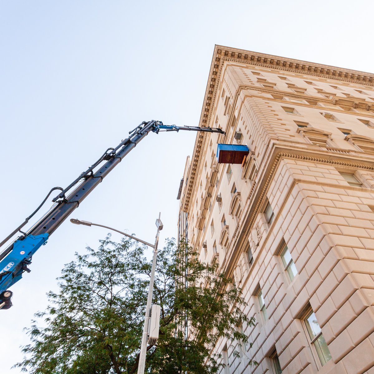 nyboomguy's tweet photo. Why settle for less than exceptional? With us, you won't have to. Our team of professionals is always looking out for you and your items' best interest when using one of our lifts. https://t.co/jRSp3h6mbC