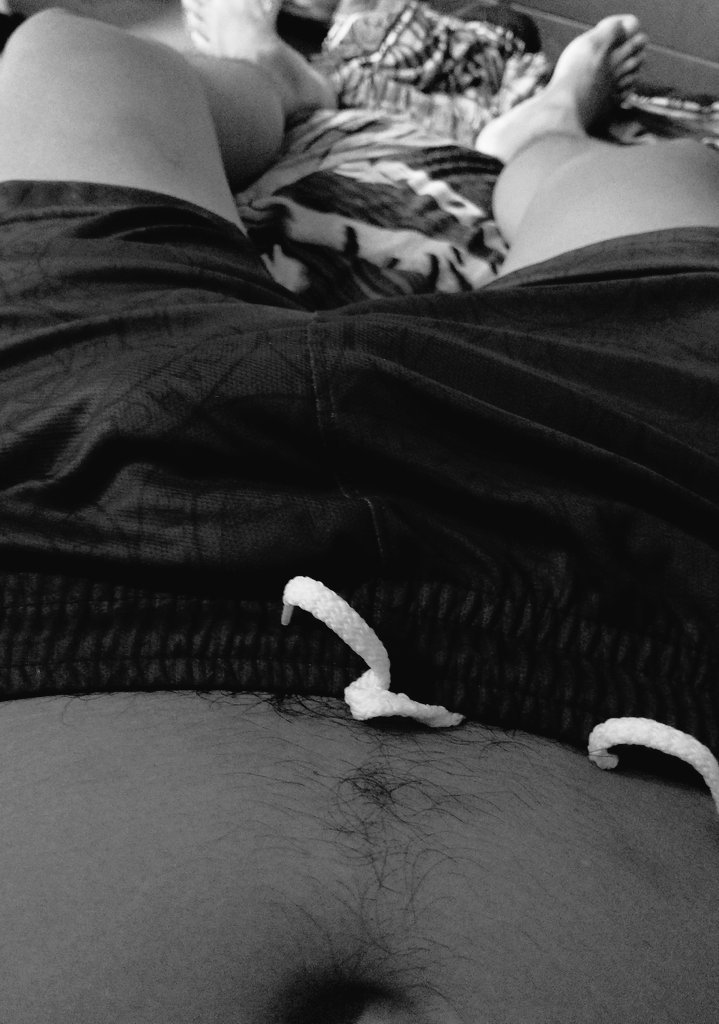 Chulls22494814's tweet photo. Quien quiere venir hacerme unos masajes desde los pies esta mi cintura, incluye masajearlo al cabezón que anda durmiendo https://t.co/cNwSn7EAId
