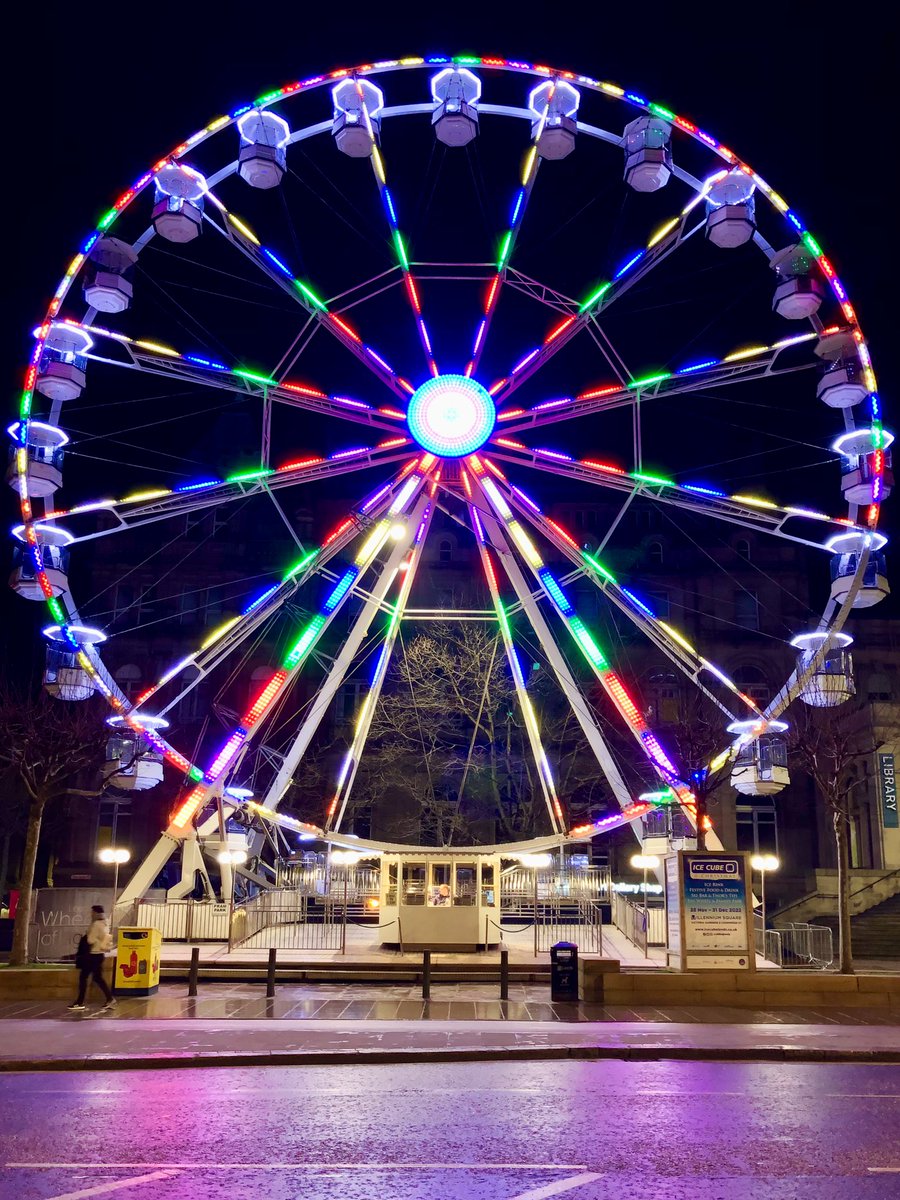 steelcitysnaps's tweet photo. The Civic Hall in Leeds was lit up quite nicely, as was the “Wheel of Light” near the art gallery 🎡 #Leeds #WheelOfLight https://t.co/T9aOTC9RNG