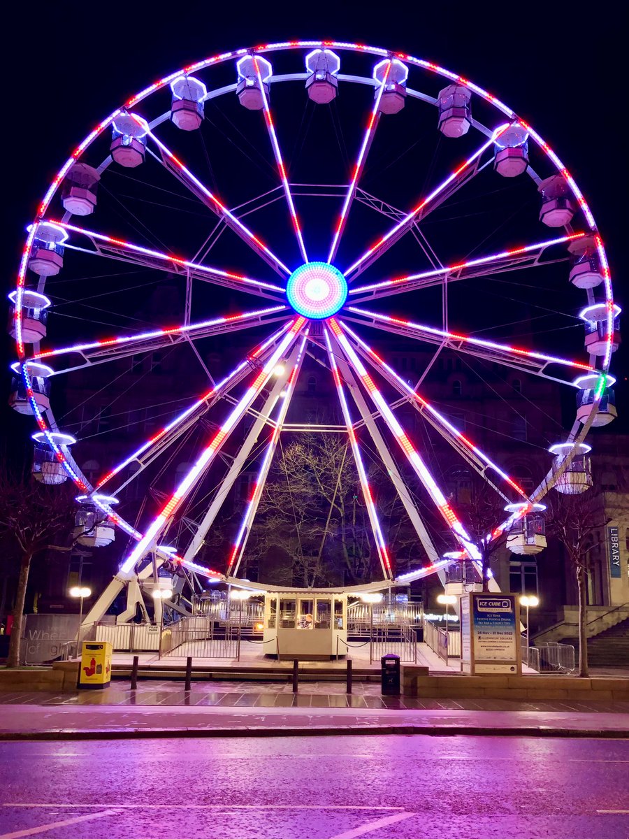 steelcitysnaps's tweet photo. The Civic Hall in Leeds was lit up quite nicely, as was the “Wheel of Light” near the art gallery 🎡 #Leeds #WheelOfLight https://t.co/T9aOTC9RNG