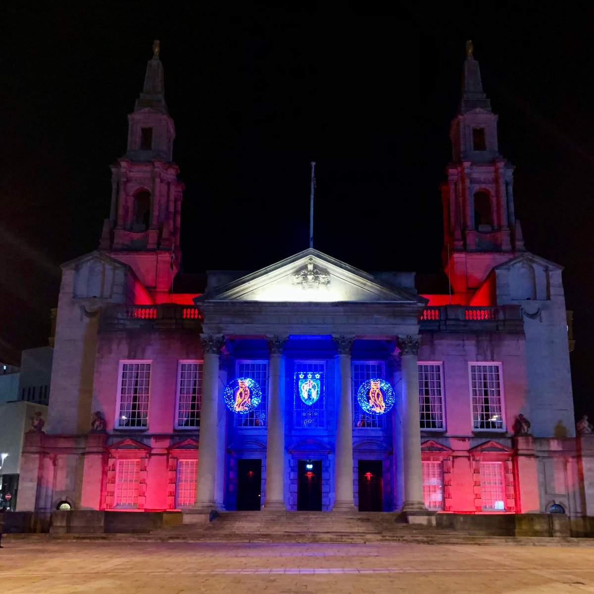 steelcitysnaps's tweet photo. The Civic Hall in Leeds was lit up quite nicely, as was the “Wheel of Light” near the art gallery 🎡 #Leeds #WheelOfLight https://t.co/T9aOTC9RNG