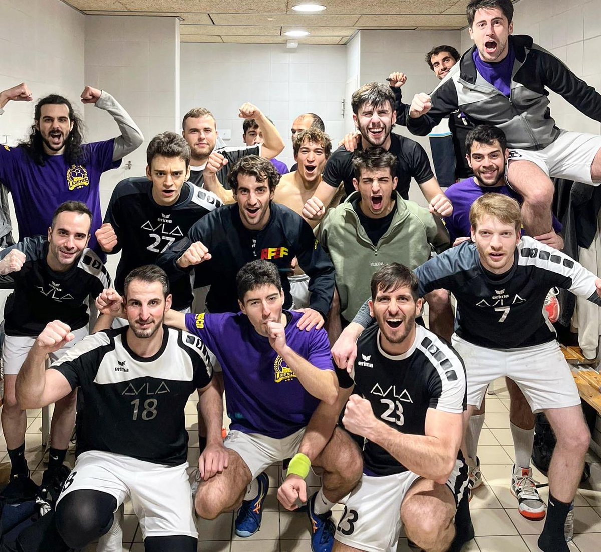 AEAulaHandbol's tweet photo. ✅ #2aCatH [33-24] (16-08) @AEAulaHandbol 🆚 @HandbolVic 

Bona estrena de l’any a casa amb una nova victòria, aquest cop sense patiment i gran ambient! La primera part va deixar el partit encarrilat amb un joc eficaç a totes les línies. Mantenim liderat, però força a millorar 😌 https://t.co/s7ZgZz3Tcf
