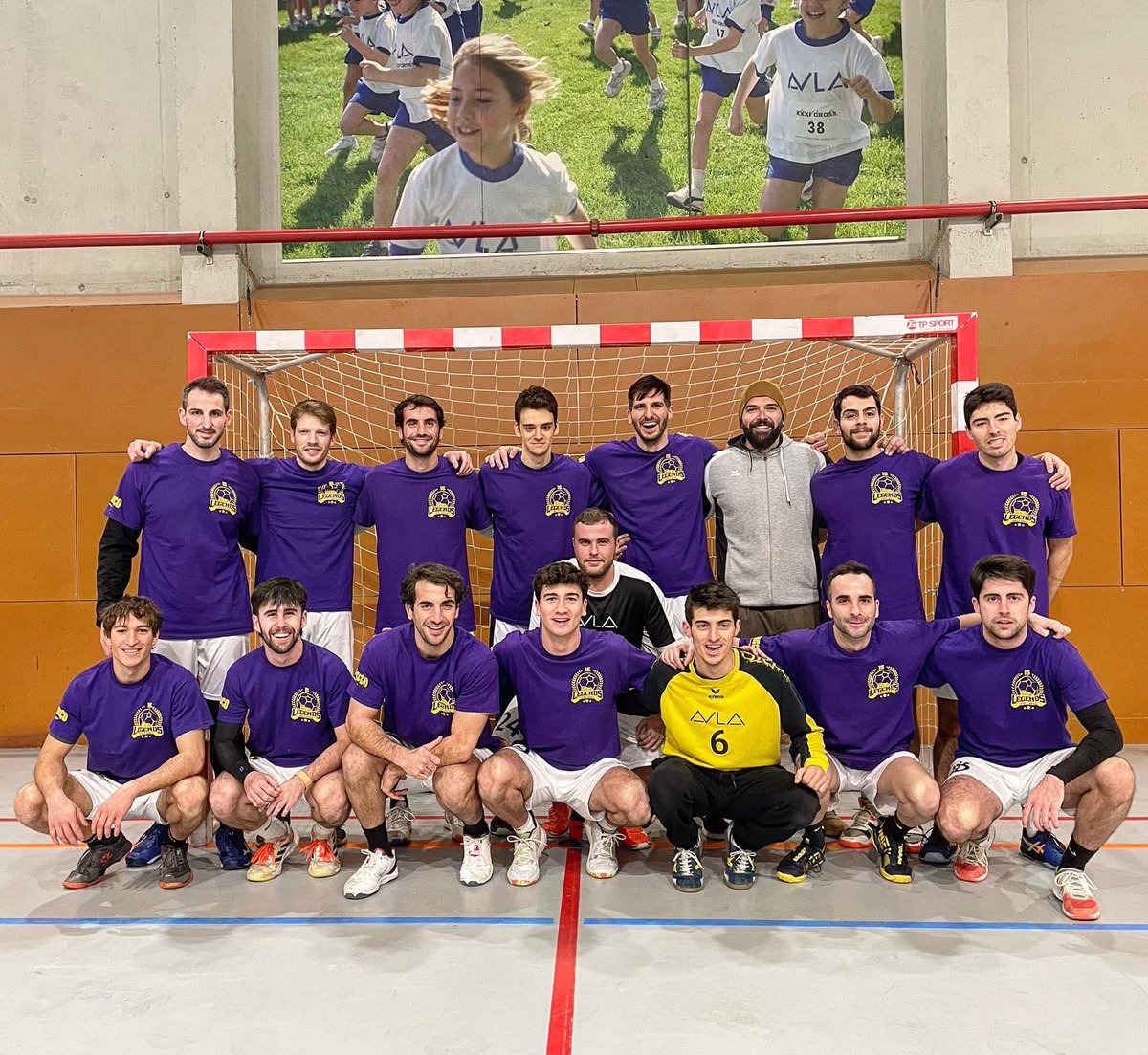 AEAulaHandbol's tweet photo. ✅ #2aCatH [33-24] (16-08) @AEAulaHandbol 🆚 @HandbolVic 

Bona estrena de l’any a casa amb una nova victòria, aquest cop sense patiment i gran ambient! La primera part va deixar el partit encarrilat amb un joc eficaç a totes les línies. Mantenim liderat, però força a millorar 😌 https://t.co/s7ZgZz3Tcf