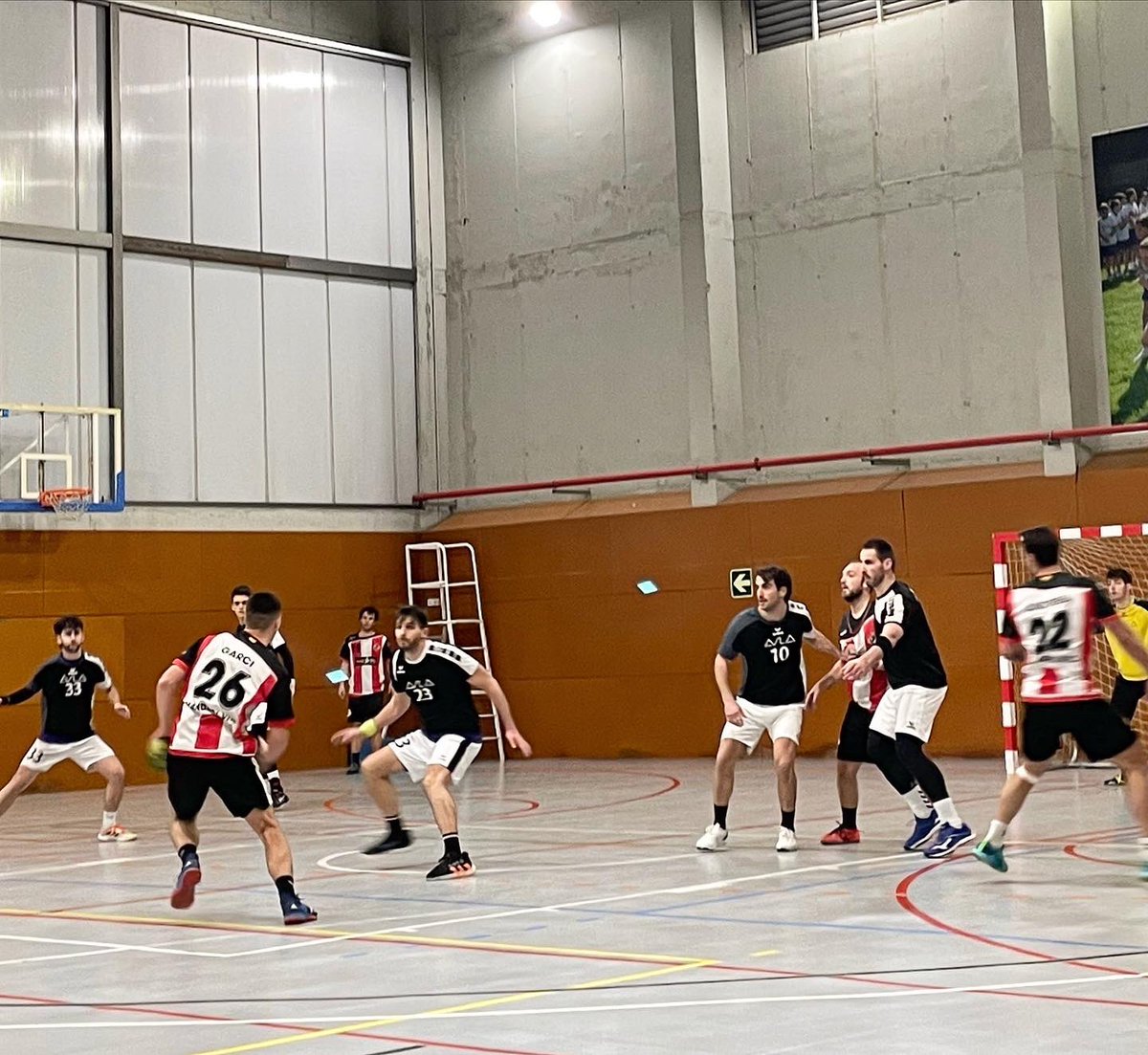 AEAulaHandbol's tweet photo. ✅ #2aCatH [33-24] (16-08) @AEAulaHandbol 🆚 @HandbolVic 

Bona estrena de l’any a casa amb una nova victòria, aquest cop sense patiment i gran ambient! La primera part va deixar el partit encarrilat amb un joc eficaç a totes les línies. Mantenim liderat, però força a millorar 😌 https://t.co/s7ZgZz3Tcf
