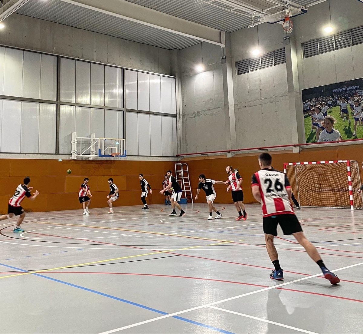 AEAulaHandbol's tweet photo. ✅ #2aCatH [33-24] (16-08) @AEAulaHandbol 🆚 @HandbolVic 

Bona estrena de l’any a casa amb una nova victòria, aquest cop sense patiment i gran ambient! La primera part va deixar el partit encarrilat amb un joc eficaç a totes les línies. Mantenim liderat, però força a millorar 😌 https://t.co/s7ZgZz3Tcf