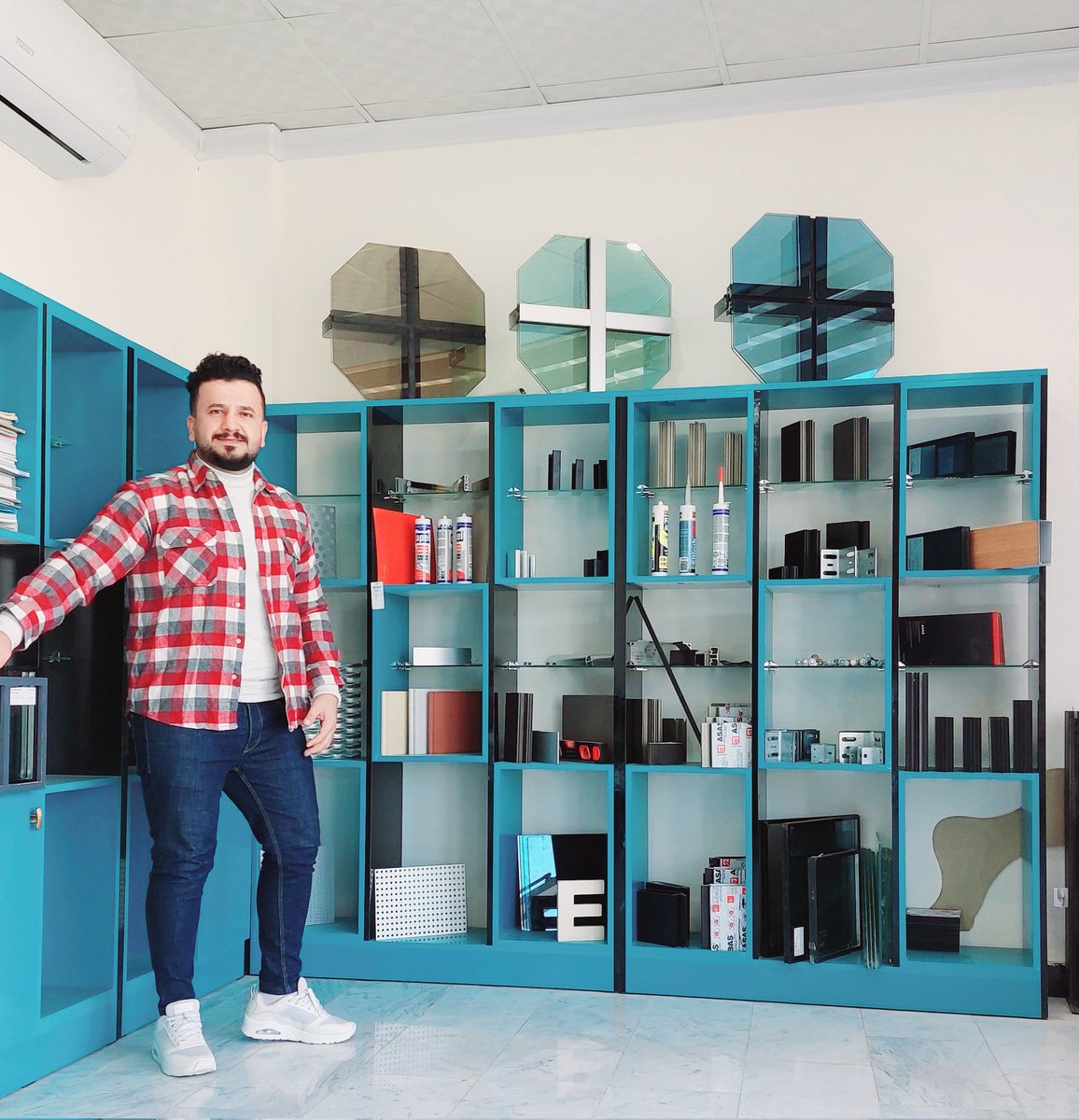 بغداد القادسيه 
عمل الالمنيوم ابواب شبابيك