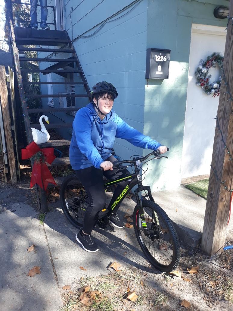 SavPolice's tweet photo. #SPDMissing Joshallyn Huckleberry, 12, was last seen at 7:30 pm Jan. 22 in the 1200 block of E. 38th St. She is 5'5", 170 lbs, has short, curly brown hair, brown eyes and was wearing dark, baggy clothing. She frequents Waters Ave, Ott/Bolton and the airport. If seen, call 911! https://t.co/fCxWpe7vtF