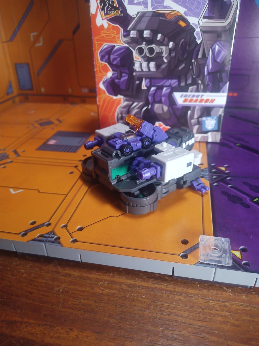 Kureigu8's tweet photo. 1/3 A suprise from @ShowZStore today as it isn't even marked as shipped yet. Dr Wu Energy Dragon. Comes packed in ship mode. Don't know what scale you'd class the Dr Wu stuff as Mini? Micro? #Transformers #DrWu #EneryDragon #G1 #Trypticon #toyphotography #miniscale #microscale https://t.co/TqXPCmQn92