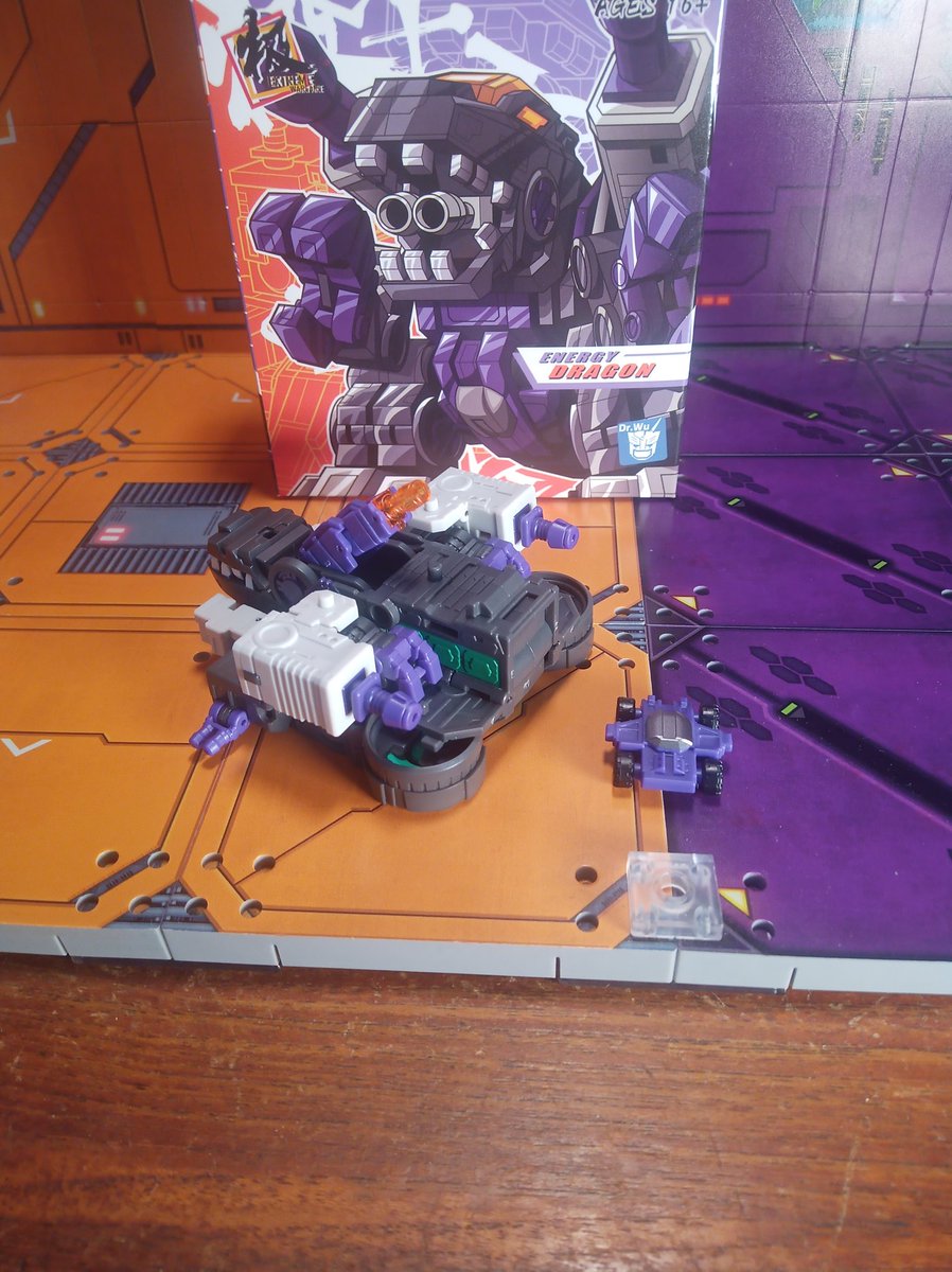 Kureigu8's tweet photo. 1/3 A suprise from @ShowZStore today as it isn't even marked as shipped yet. Dr Wu Energy Dragon. Comes packed in ship mode. Don't know what scale you'd class the Dr Wu stuff as Mini? Micro? #Transformers #DrWu #EneryDragon #G1 #Trypticon #toyphotography #miniscale #microscale https://t.co/TqXPCmQn92