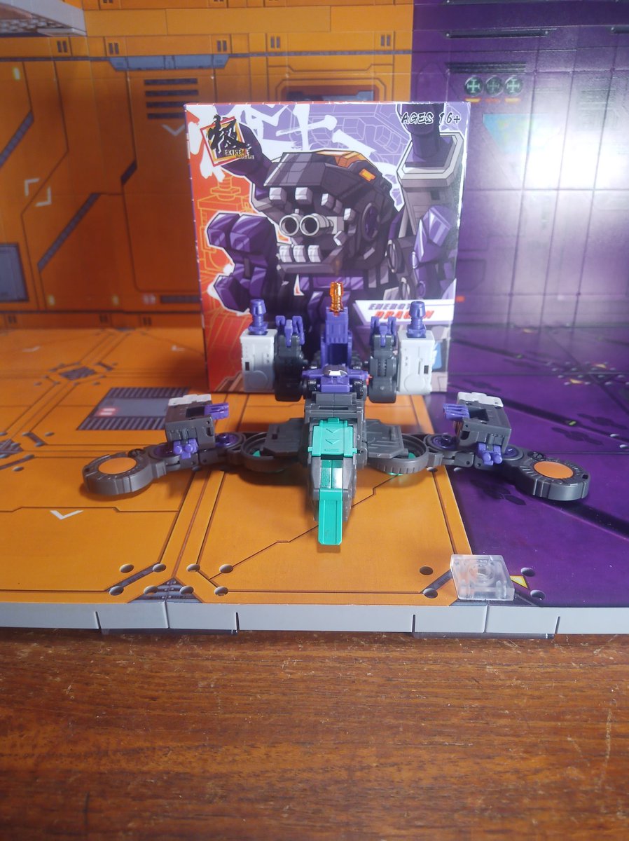 Kureigu8's tweet photo. 2/3 City mode and the little car has a bot underneath aw 😁 #Transformers #DrWu #EnergyDragon #G1 #Trypticon #toyphotography #miniscale #microscale https://t.co/NqdGtnP46D