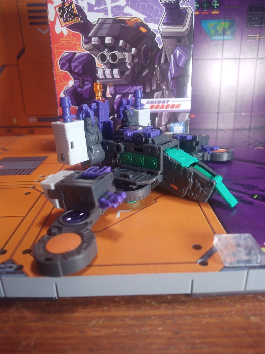 Kureigu8's tweet photo. 2/3 City mode and the little car has a bot underneath aw 😁 #Transformers #DrWu #EnergyDragon #G1 #Trypticon #toyphotography #miniscale #microscale https://t.co/NqdGtnP46D