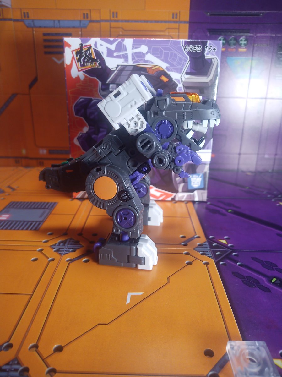 Kureigu8's tweet photo. 3/3 And the Titan himself in all his glory Trypticon. He's so cute 🥰 #Transformers #DrWu #EnergyDragon #G1 #Trypticon #toyphotography #miniscale #microscale https://t.co/J32hwHxzrk