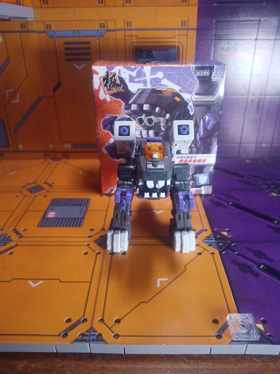 Kureigu8's tweet photo. 3/3 And the Titan himself in all his glory Trypticon. He's so cute 🥰 #Transformers #DrWu #EnergyDragon #G1 #Trypticon #toyphotography #miniscale #microscale https://t.co/J32hwHxzrk