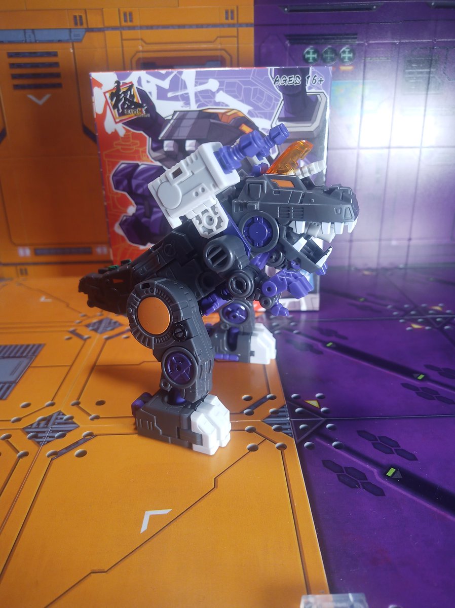 Kureigu8's tweet photo. 3/3 And the Titan himself in all his glory Trypticon. He's so cute 🥰 #Transformers #DrWu #EnergyDragon #G1 #Trypticon #toyphotography #miniscale #microscale https://t.co/J32hwHxzrk