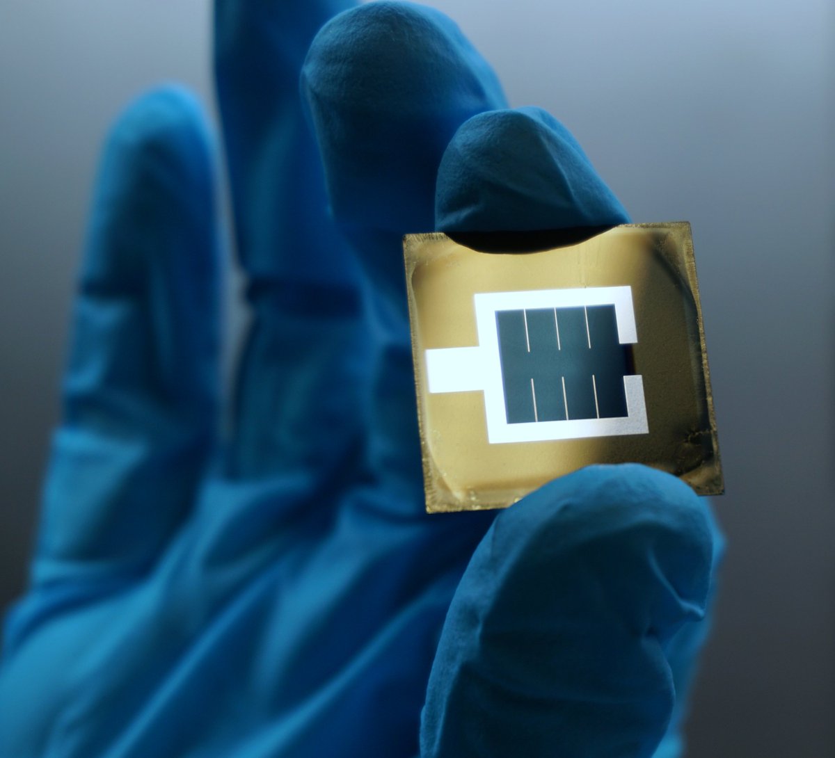 Tandem #technology and pilot line made their way to <a href="/wef/">World Economic Forum</a> 2023 thanks to the new world record for the silicon/perovskite tandem #solar cell efficiency of 32.5% achieved by researchers from <a href="/HZBde/">Helmholtz-Zentrum Berlin</a>. More here:shorturl.at/pwLOS
Picture © Johannes Beckedahl/Lea Zimmerman/HZB