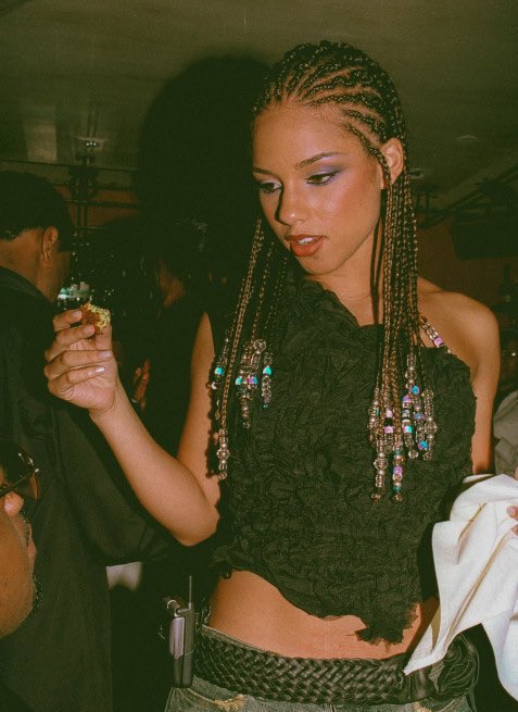 PopCulture2000s's tweet photo. alicia keys in the early 2000s https://t.co/PvZHdZemiJ