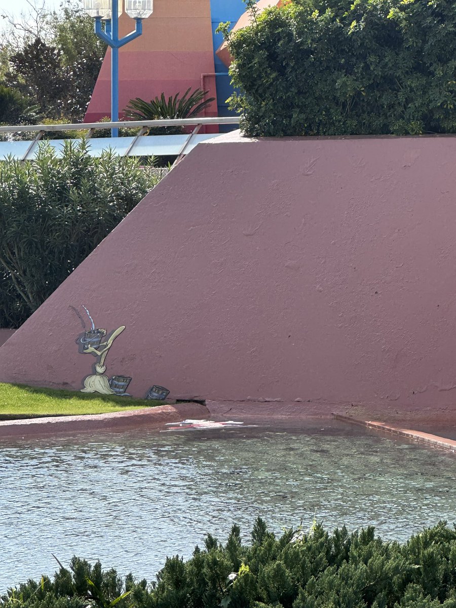 WDWNT's tweet photo. RIP Sorcerer Mickey #itswindy https://t.co/d9zHg0zXjm