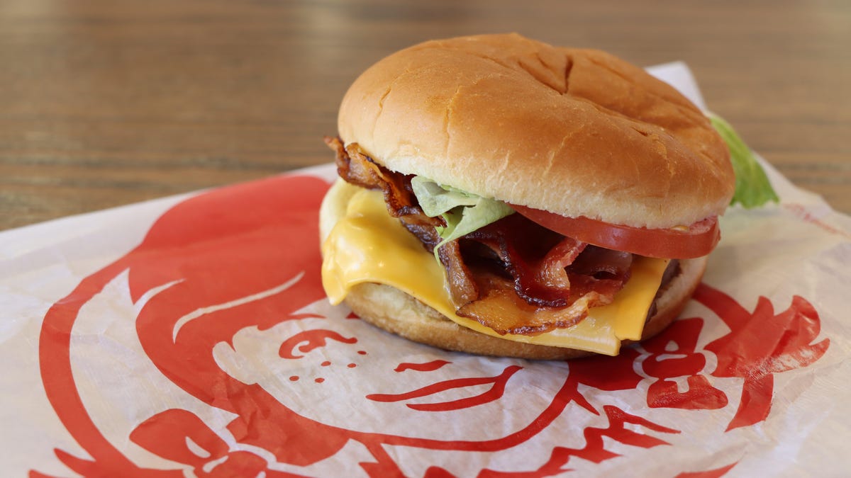 lifehacker's tweet photo. How to Get a Free Wendy's Jr. Bacon Cheeseburger This Week https://t.co/F8AIXxcsMo https://t.co/nf1yT7EOVu