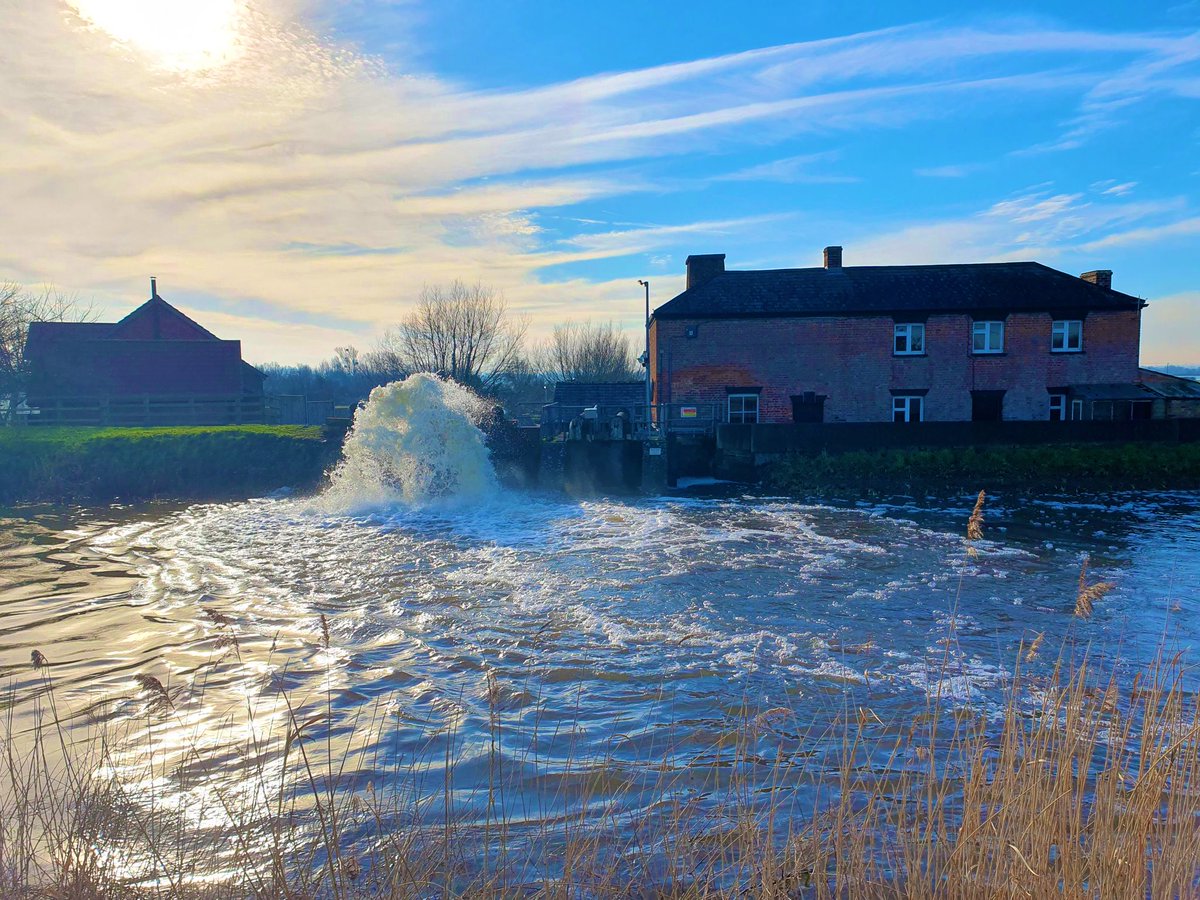 FieldOpsEA's tweet photo. With the Parrett being diverted through the Sowy and over pumped at Dunball, River levels have reduced enough to run all of our pumping stations on the levels &amp; moors; complimented by enhanced pumping. https://t.co/Xa5bKgIyjS