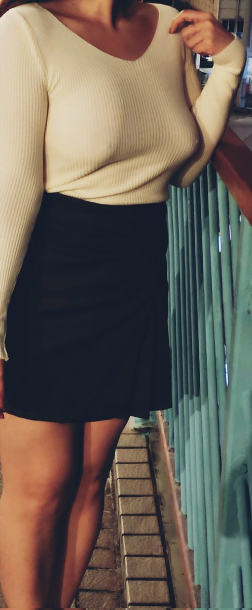 今日係幸運兒拎取原味絲襪的大日子
小弟弟要求暗角親手除
之後隔褲摸大jj 射完仲要求我鬧佢

見到主人望住成個過程扯晒
一次滿足到兩個男人
好開心