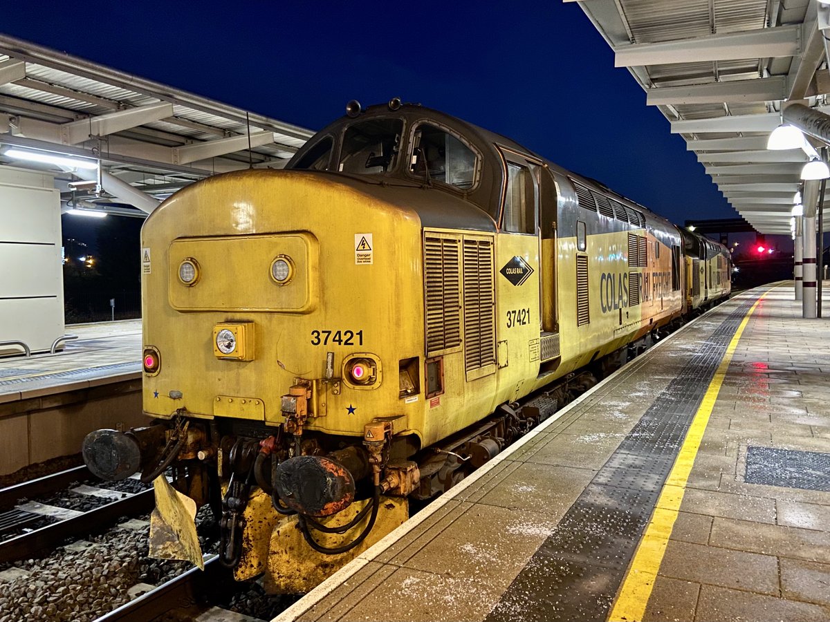 A bit of @ColasRailUK Tractor action at Derby this evening. 🚜 

Colas 37421 paired with 37219 - 3Z11 1500 High Marnham Powergen to Derby R.T.C.