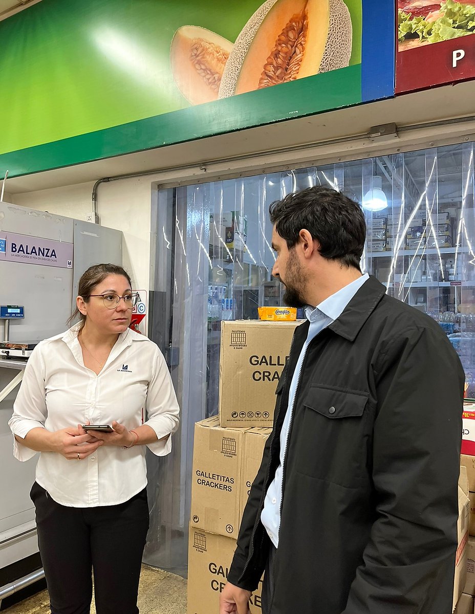 MinProSantaCruz's tweet photo. Continuamos con los controles del Programa #PreciosJustos
🔹 En esta oportunidad el cuerpo de inspectores de la Dirección de Consumo, encabezado por el secretario de Comercio, Leandro Fadul, recorrió las sucursales de La Anónima de El Calafate
#Minpro #SantaCruz #Comercio
Hilo👇 https://t.co/e517UkERG9